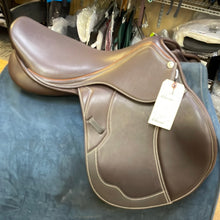 Load image into Gallery viewer, Used 17.5” Collegiate Honour Close Contact Saddle #16314
