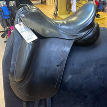 Load image into Gallery viewer, Used 17.5” Borne Monoflap Dressage Saddle #15226
