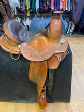 Load image into Gallery viewer, Used 16" Circle Y Walnut Grove Flex2 Western Saddle