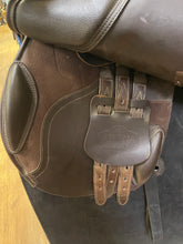 Load image into Gallery viewer, Used 17” Arena Close Contact Saddle #25388
