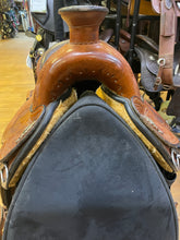 Load image into Gallery viewer, Used 16&quot; Circle Y Walnut Grove Flex2 Western Saddle
