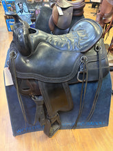 Load image into Gallery viewer, Used 17.5” Tucker cheyenne saddle #28196
