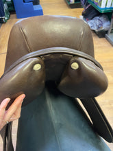 Load image into Gallery viewer, Used 16.5” Crown Close Contact Saddle #23406
