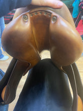 Load image into Gallery viewer, Used 17” L’Apogee Close Contact Saddle
