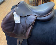 Load image into Gallery viewer, Use 17” Devoucoux Monoflap Saddle #19404
