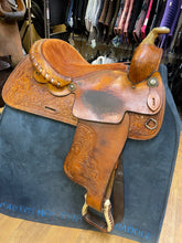 Load image into Gallery viewer, Used 15.5” Simco Western Saddle
