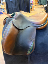 Load image into Gallery viewer, Used 16.5” Devoucoux Oldara 2011 Close Contact #27194
