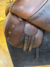 Load image into Gallery viewer, Used 17” Butet Close Contact Saddle #23113
