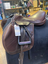 Load image into Gallery viewer, Used 18” M Toulouse Monoflap Jump Saddle #25424
