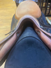 Load image into Gallery viewer, Used 17” L’Apogee Close Contact Saddle
