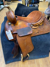 Load image into Gallery viewer, Used 15.5” Simco Western Saddle
