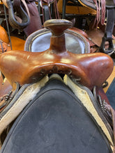 Load image into Gallery viewer, Used 15” Circle A American Saddlery Bear Trap Saddle #22270
