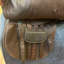 Load image into Gallery viewer, Used 17” Hastilow &amp; Sons Close Contact adjustable Saddle #14618
