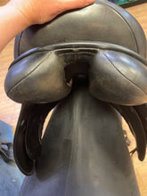 Load image into Gallery viewer, Used 17.5” Detente Dressage Saddle #22074

