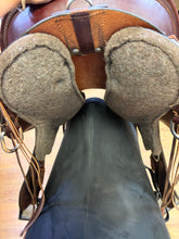 Load image into Gallery viewer, Used 17.5” Tucker Trail Western Saddle #28606
