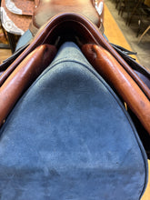 Load image into Gallery viewer, Used 17” Beval Close Contact Saddle #29913
