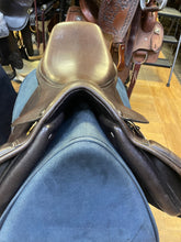 Load image into Gallery viewer, Used 16.5” Crown Close Contact Saddle #23406
