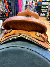 Load image into Gallery viewer, Used 15.5” Circle A All around Western Saddle #28603
