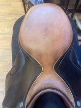 Load image into Gallery viewer, Used 17” L’Apogee Close Contact Saddle
