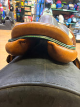Load image into Gallery viewer, Used 16.5” Devoucoux Oldara 2011 Close Contact #27194
