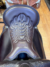 Load image into Gallery viewer, DEMO 17.5" Tucker High Plains Saddle
