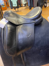 Load image into Gallery viewer, Used 17.5” Detente Dressage Saddle #22074
