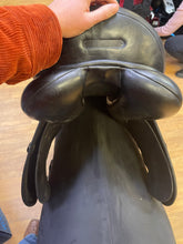 Load image into Gallery viewer, Used 17” Stellar Calypso Dressage Saddle #25284
