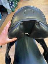 Load image into Gallery viewer, Used 18” Equipe Doliiem Dressage Saddle #22158
