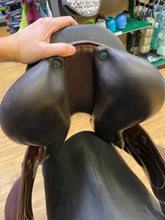 Load image into Gallery viewer, Use 17” Devoucoux Monoflap Saddle #19404
