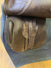 Load image into Gallery viewer, Used 16.5” Crown Close Contact Saddle #23406
