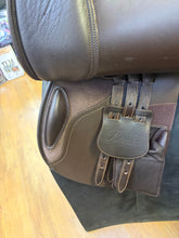 Load image into Gallery viewer, DEMO 17.5” Bates Caprilli Classic Saddle
