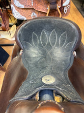 Load image into Gallery viewer, Used 15.5” Simco Arab Western Saddle #28496
