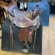 Load image into Gallery viewer, Used 17.5” Tucker Trail xwide Saddle #17468
