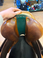 Load image into Gallery viewer, Used 16.5” Devoucoux Oldara 2011 Close Contact #27194

