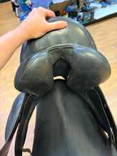 Load image into Gallery viewer, Used 17.5” HDR Buffalo Dressage Saddle #28006
