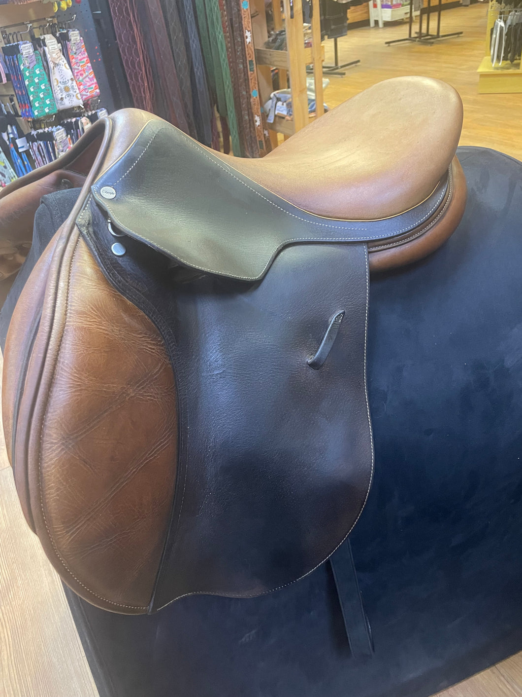 Used 17” L’Apogee Close Contact Saddle