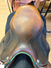 Load image into Gallery viewer, Used 16.5” Devoucoux Oldara 2011 Close Contact #27194
