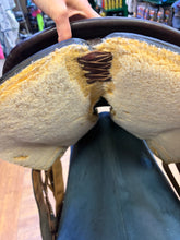 Load image into Gallery viewer, Used 15.5” Simco Arab Western Saddle #28496
