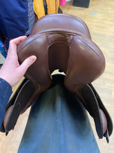 Load image into Gallery viewer, Used 16.5” Collegiate Honors close contact #25700
