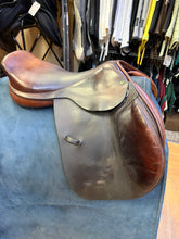 Load image into Gallery viewer, Used 17” Beval Close Contact Saddle #29913
