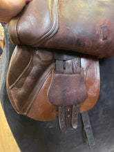 Load image into Gallery viewer, Used 17” Black Country Quantum Close Contact #24889
