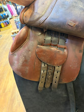 Load image into Gallery viewer, Used 16.5” Crosby Close Contact Saddle #28051
