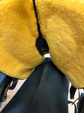 Load image into Gallery viewer, Used 16” Wintec Western Saddle #28478
