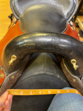 Load image into Gallery viewer, Used 15.5” Desoto Custom Saddlery Endurance Saddle #24888
