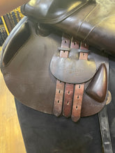 Load image into Gallery viewer, Used 17.5” Equipe Expression Close Contact #22576
