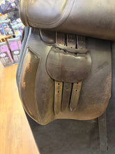 Load image into Gallery viewer, Used 17” Collegiate Senior Event Saddle #28050
