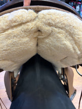 Load image into Gallery viewer, Used 17” High Horse Daisetta Western Saddle
