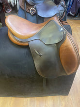 Load image into Gallery viewer, Used 17” L’Apogee Close Contact Saddle
