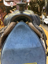 Load image into Gallery viewer, Used 17.5” Tucker cheyenne saddle #28196

