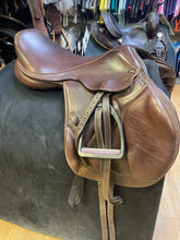 Load image into Gallery viewer, Used 18” M Toulouse Monoflap Jump Saddle #25424
